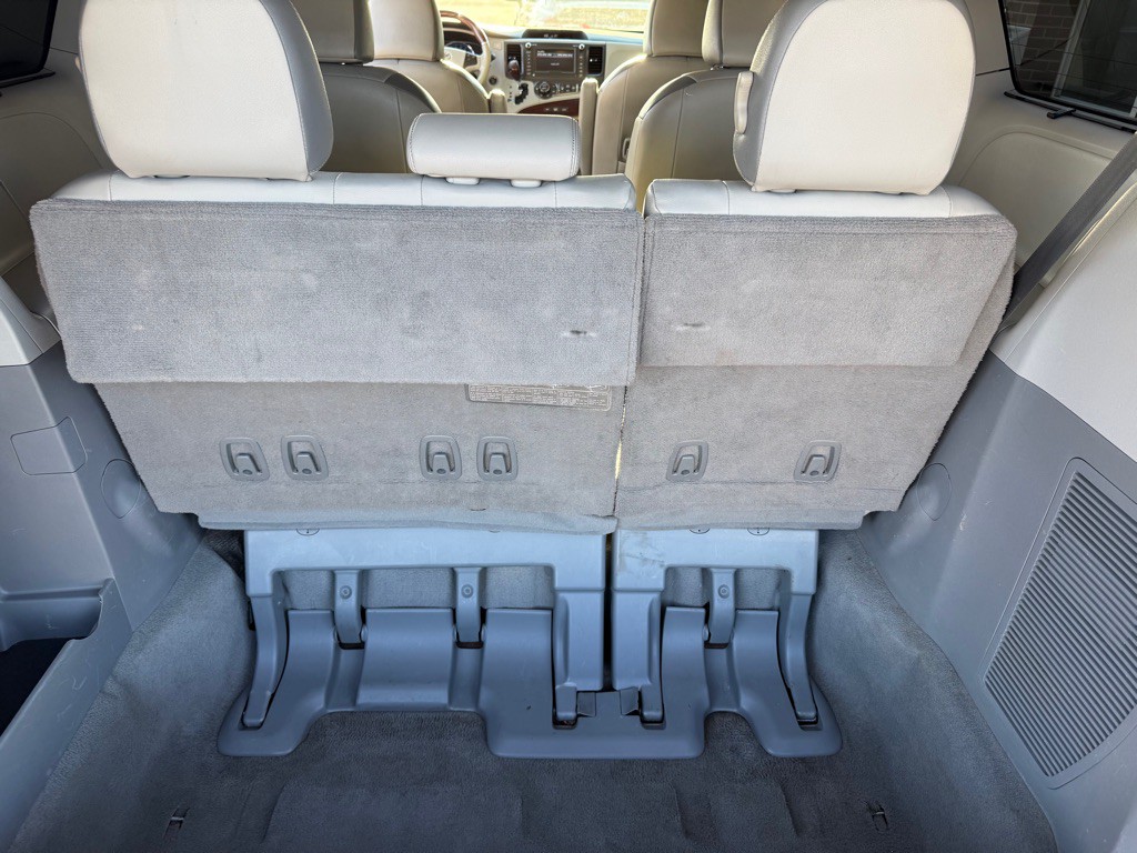 2011 Toyota Sienna Image 22