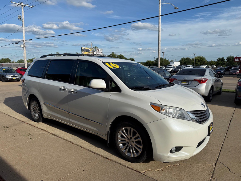 2016 Toyota Sienna Image 1