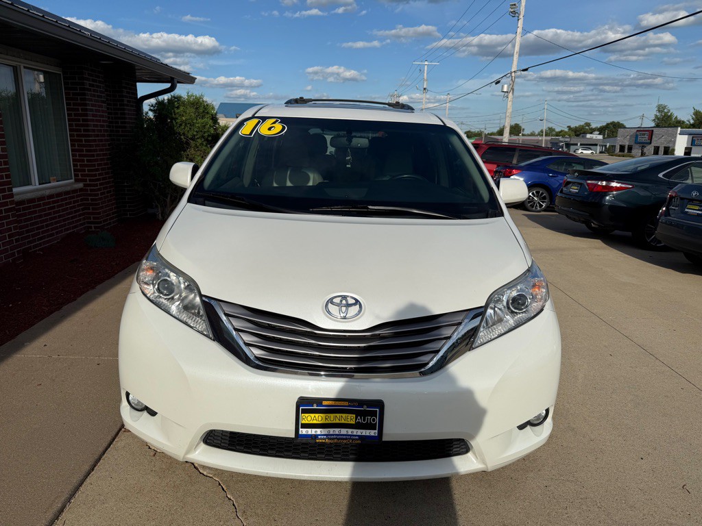 2016 Toyota Sienna Image 2
