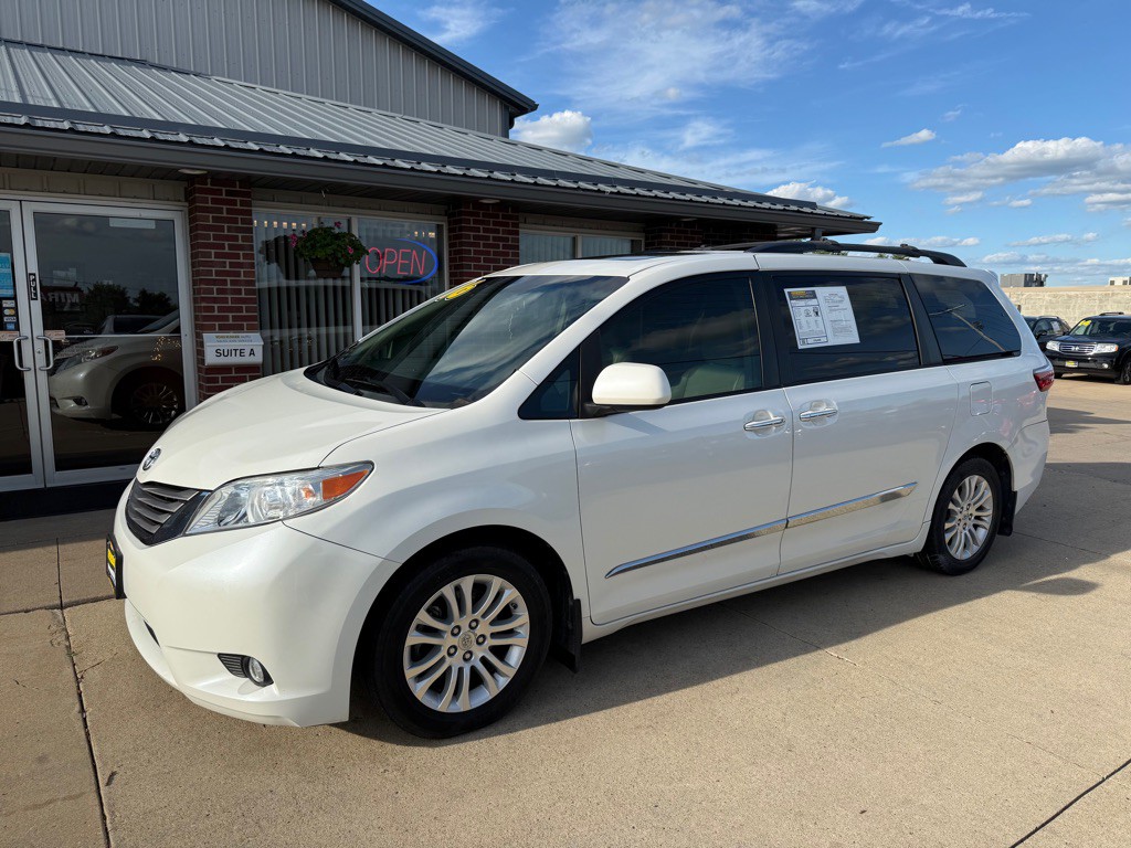 2016 Toyota Sienna Image 3