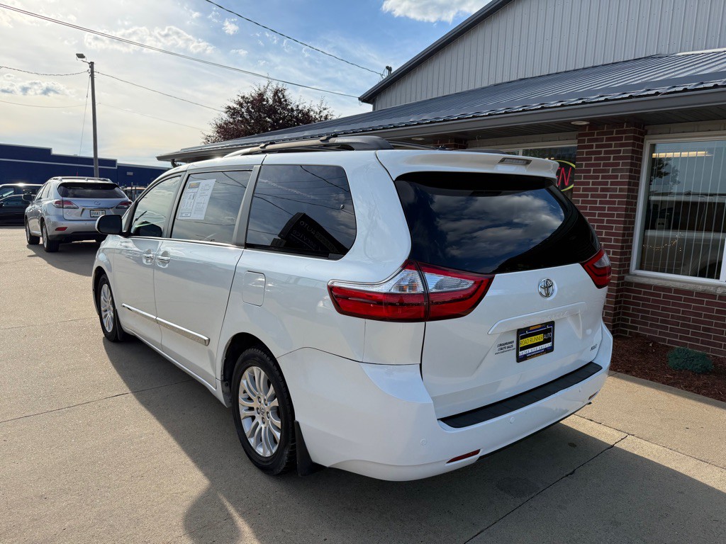 2016 Toyota Sienna Image 5