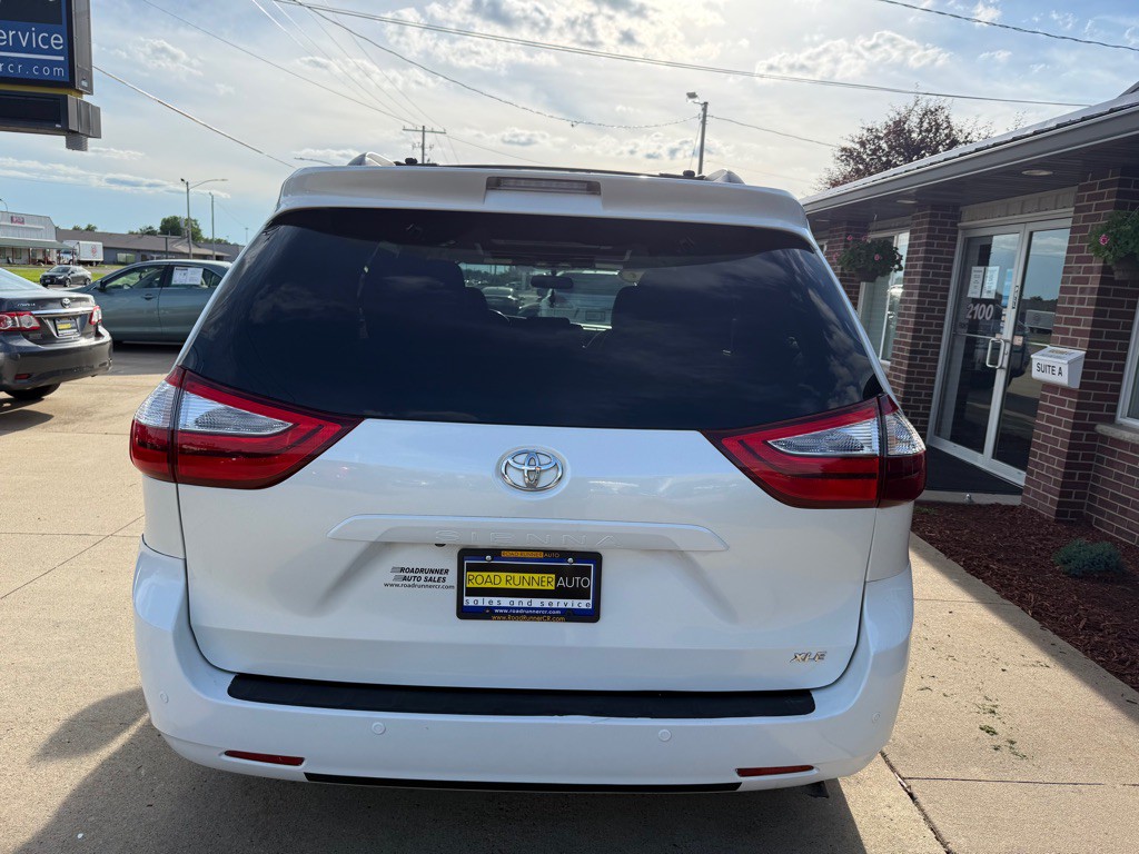 2016 Toyota Sienna Image 6