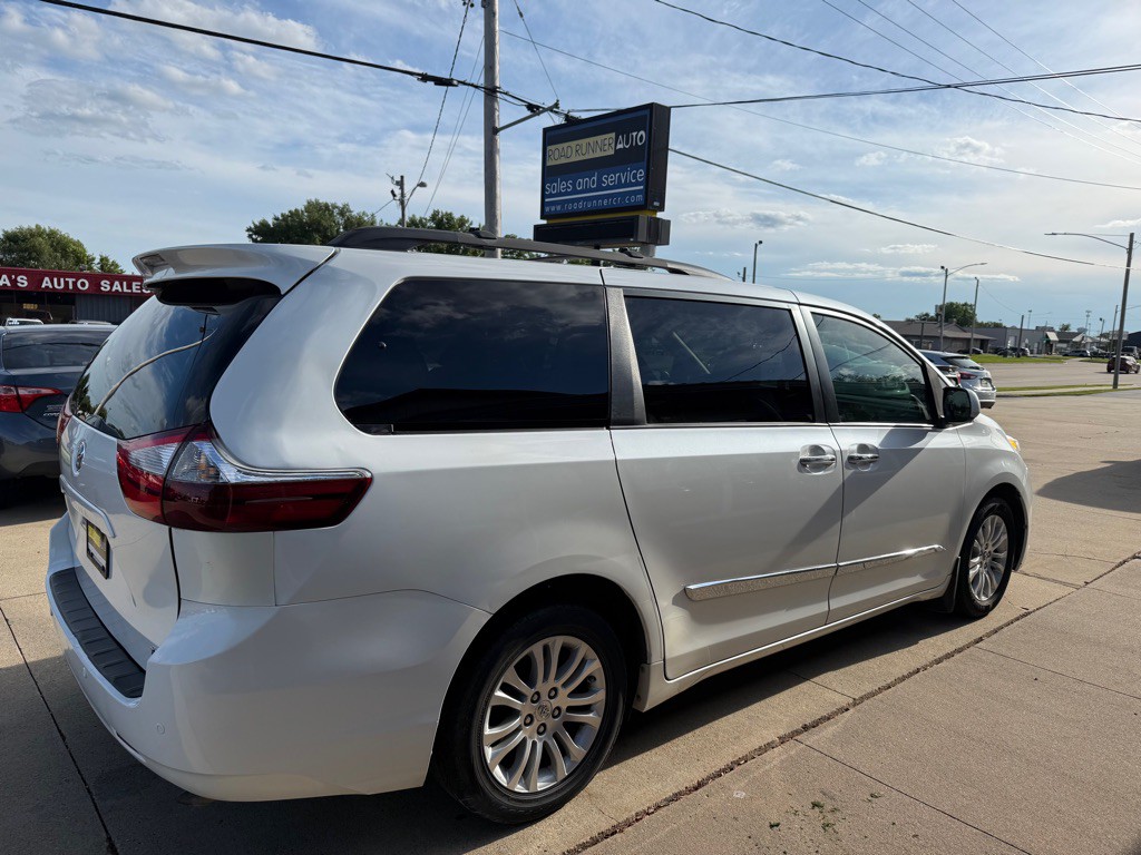 2016 Toyota Sienna Image 7