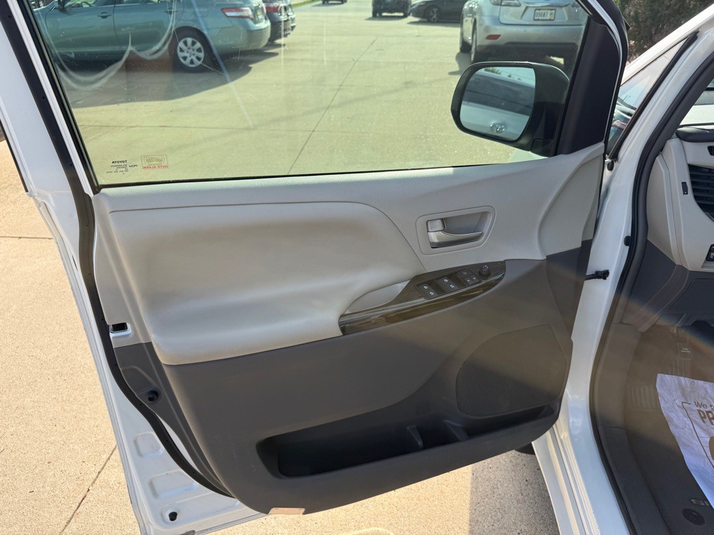 2016 Toyota Sienna Image 8