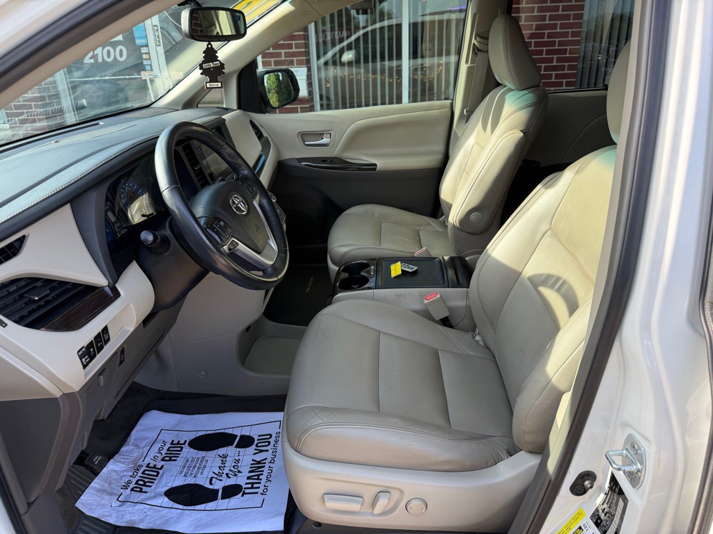 2016 Toyota Sienna Image 9