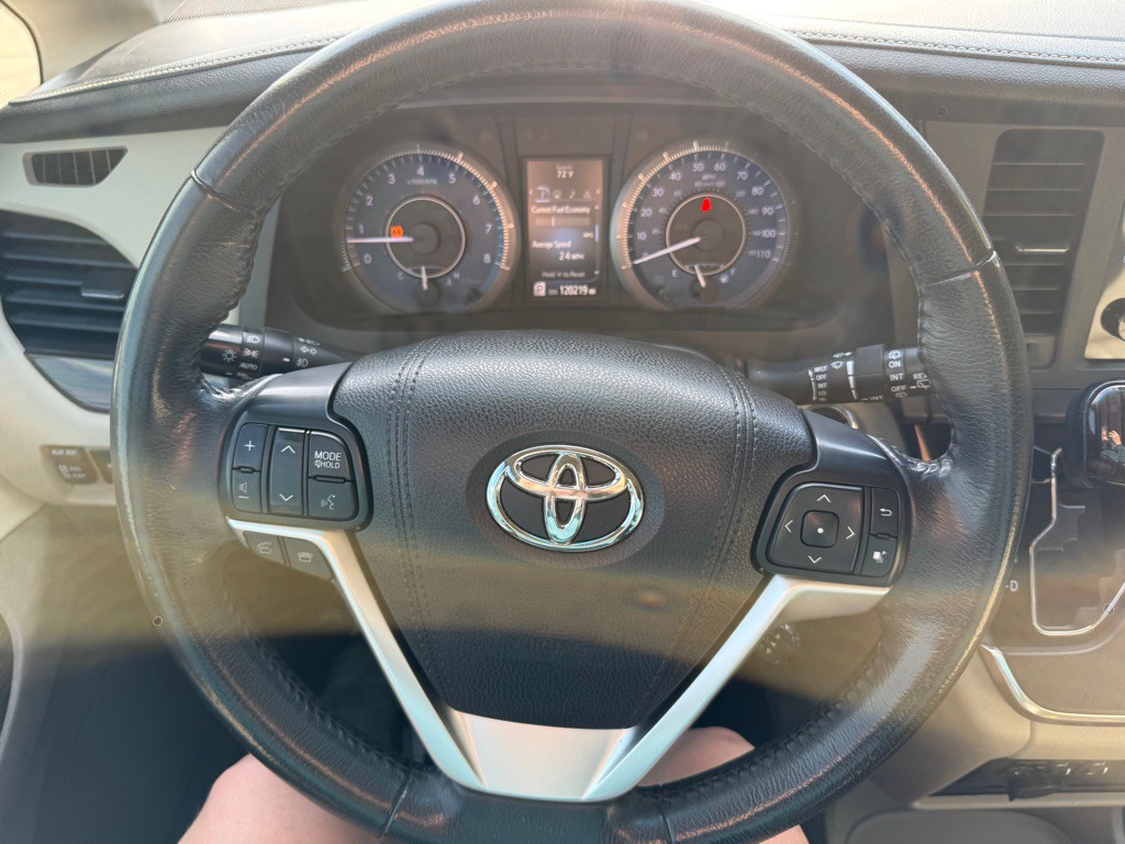 2016 Toyota Sienna Image 10