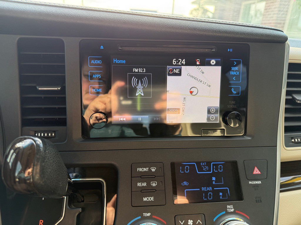 2016 Toyota Sienna Image 12