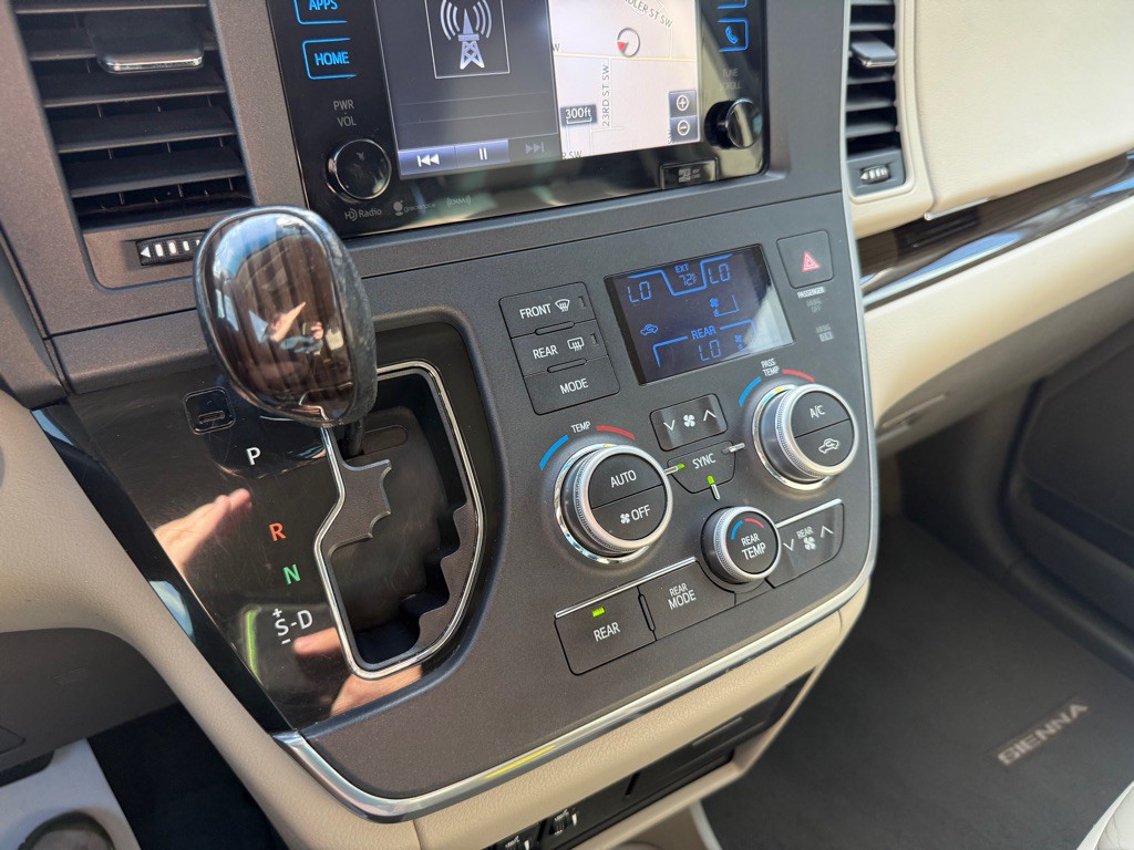 2016 Toyota Sienna Image 13