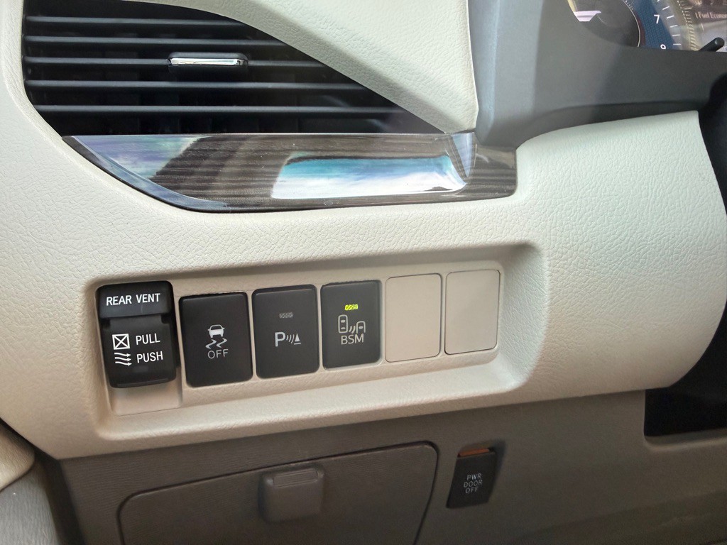 2016 Toyota Sienna Image 18