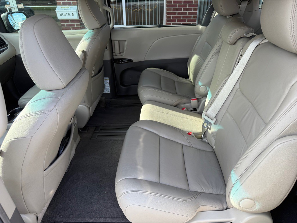 2016 Toyota Sienna Image 19