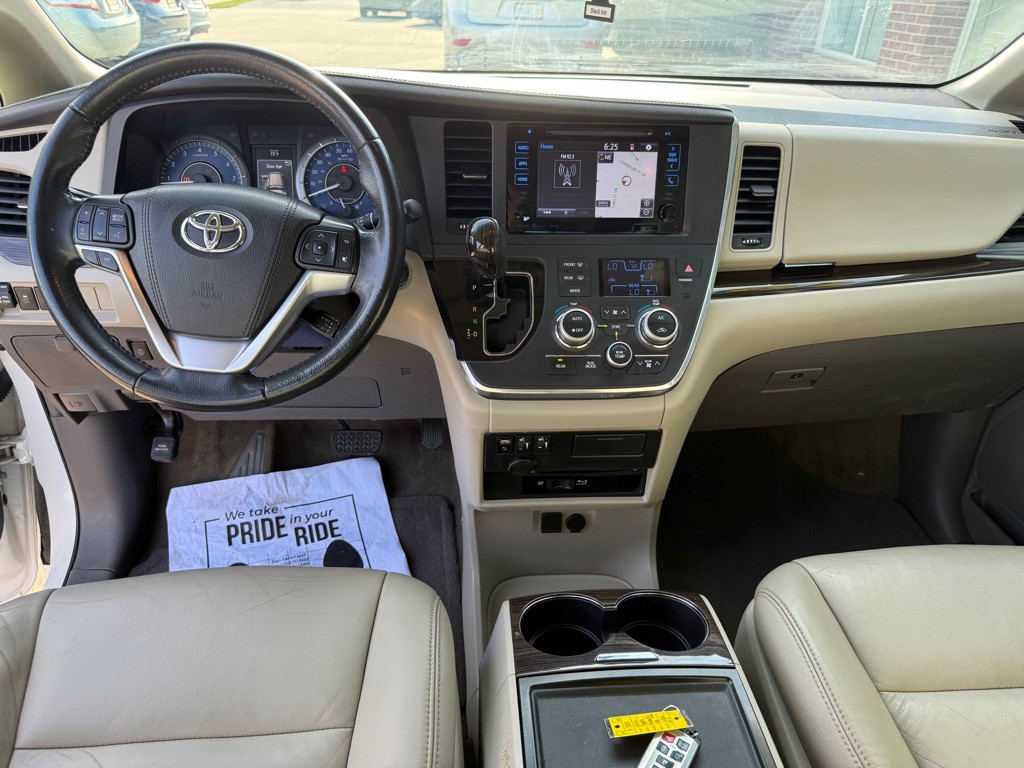 2016 Toyota Sienna Image 20