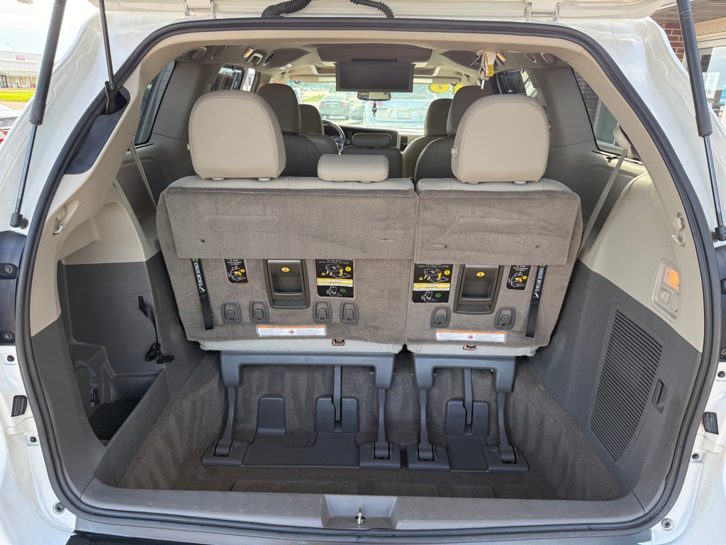 2016 Toyota Sienna Image 24