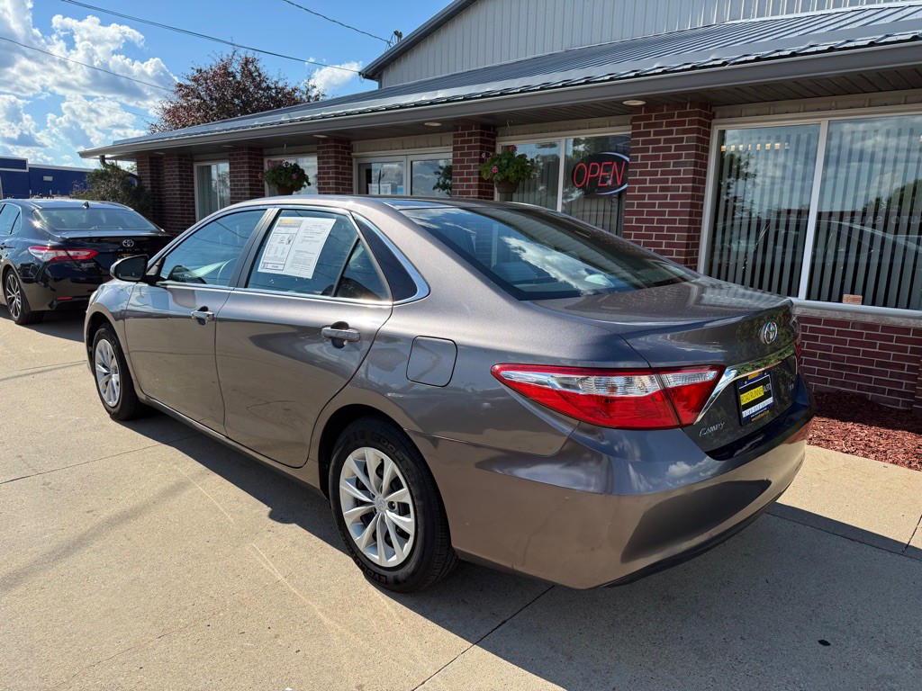 2017 Toyota Camry Image 5