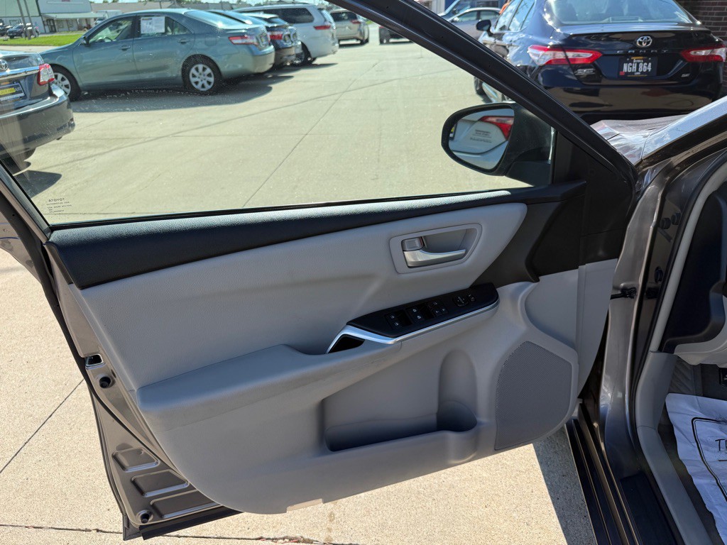 2017 Toyota Camry Image 8