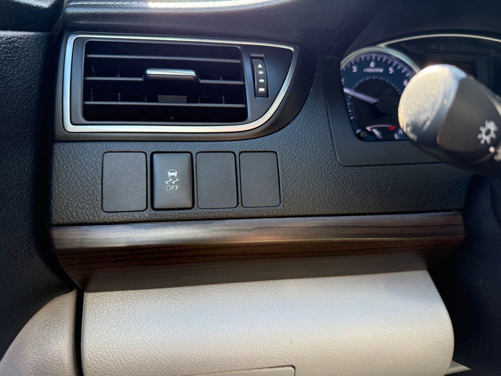 2017 Toyota Camry Image 17
