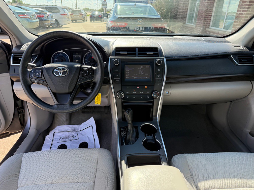 2017 Toyota Camry Image 19