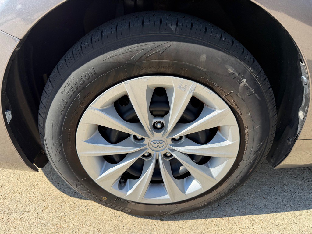 2017 Toyota Camry Image 21