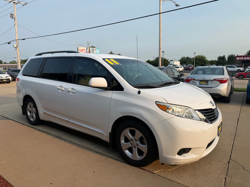 2011 Toyota Sienna Image 1