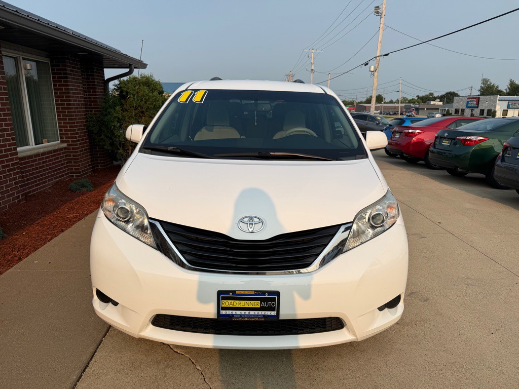 2011 Toyota Sienna Image 2