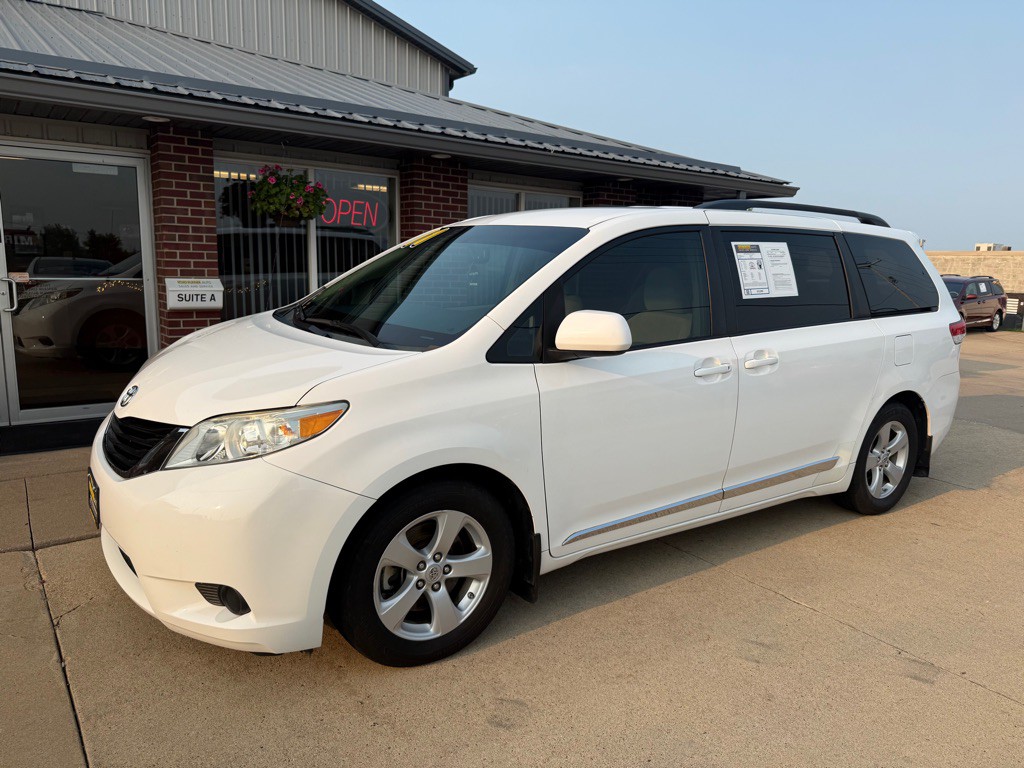 2011 Toyota Sienna Image 3