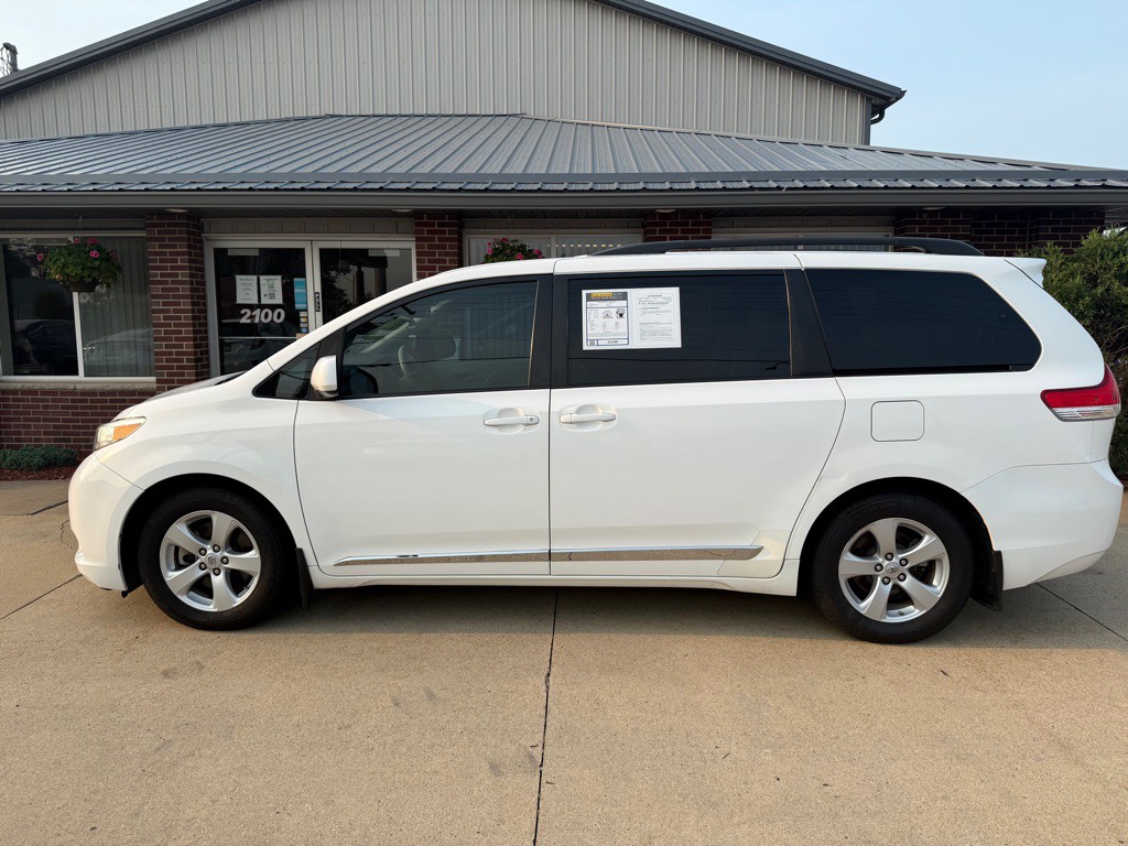 2011 Toyota Sienna Image 4