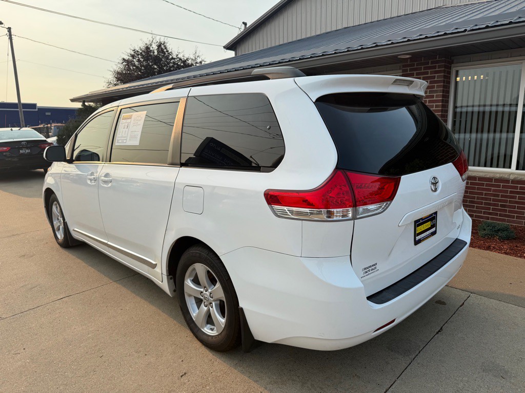 2011 Toyota Sienna Image 5