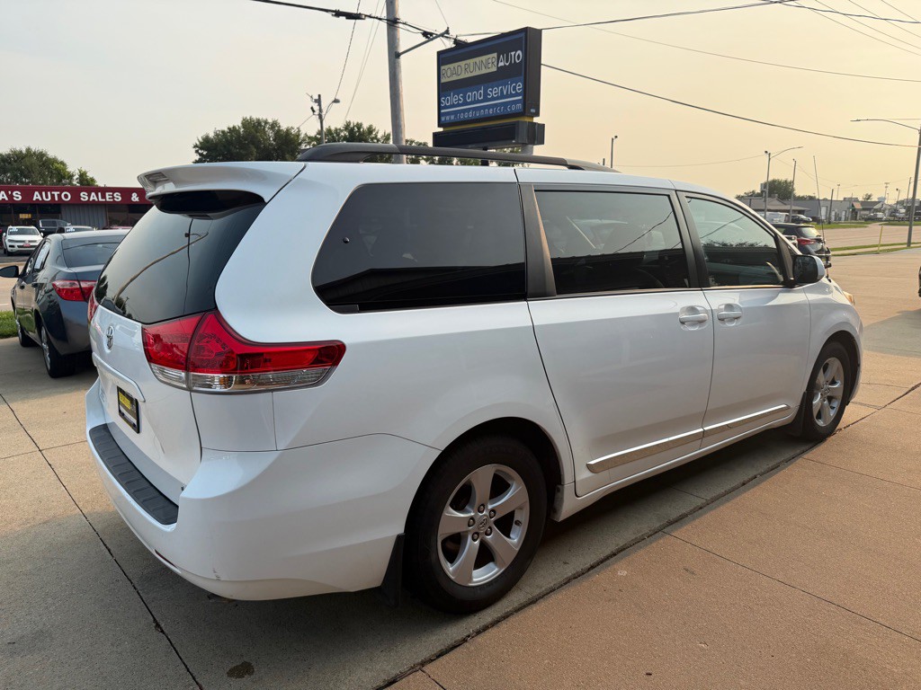 2011 Toyota Sienna Image 7