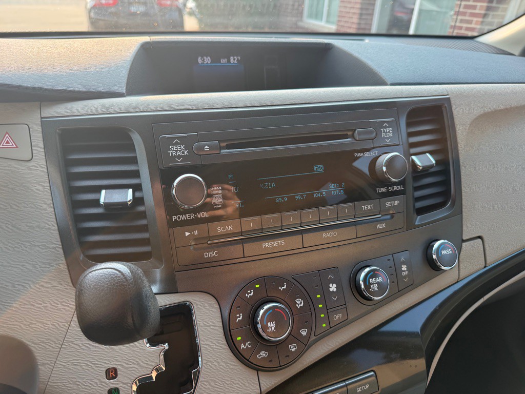 2011 Toyota Sienna Image 12