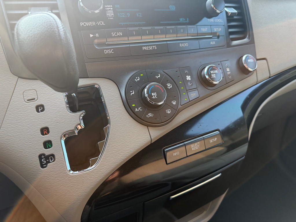 2011 Toyota Sienna Image 14