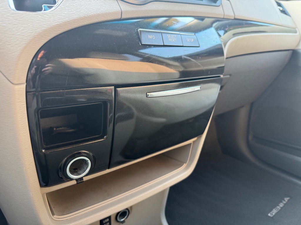 2011 Toyota Sienna Image 15