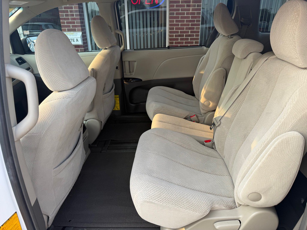 2011 Toyota Sienna Image 19