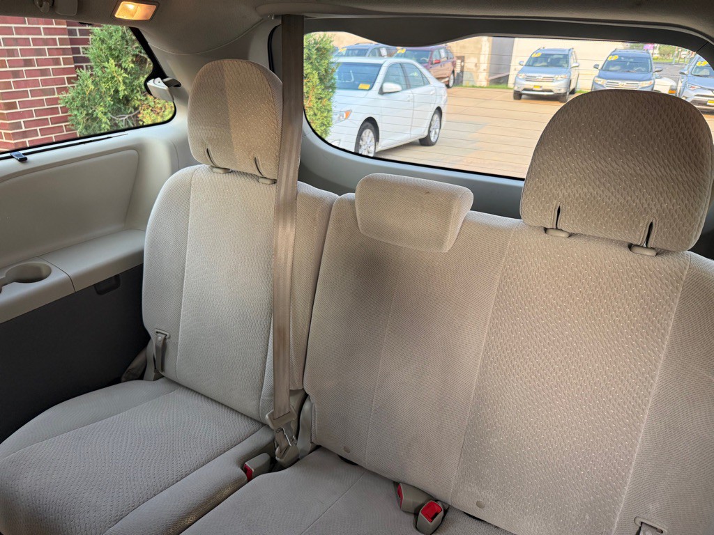2011 Toyota Sienna Image 21