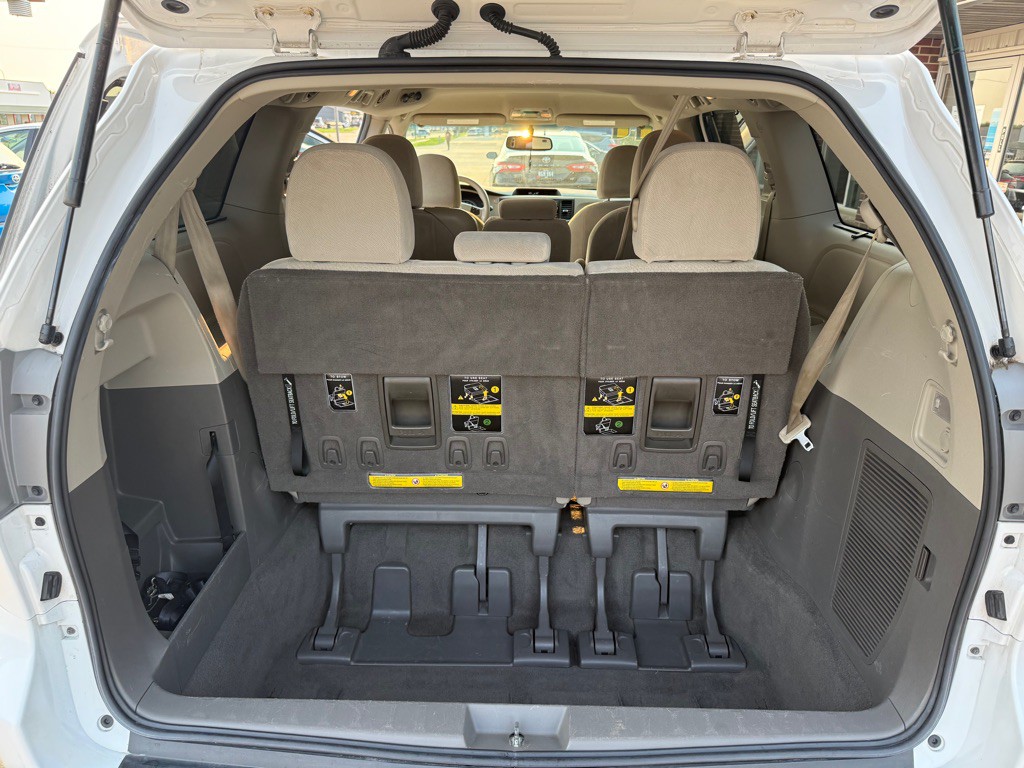 2011 Toyota Sienna Image 22