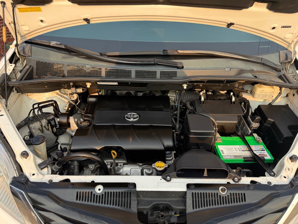 2011 Toyota Sienna Image 25
