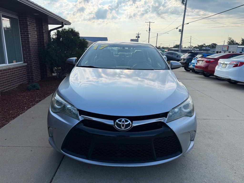2017 Toyota Camry Image 2