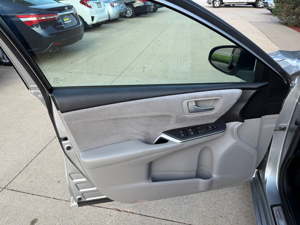 2017 Toyota Camry Image 8