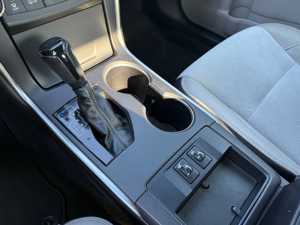 2017 Toyota Camry Image 16