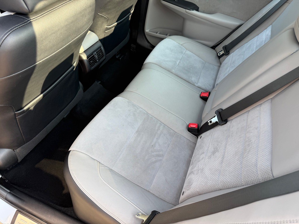 2017 Toyota Camry Image 17