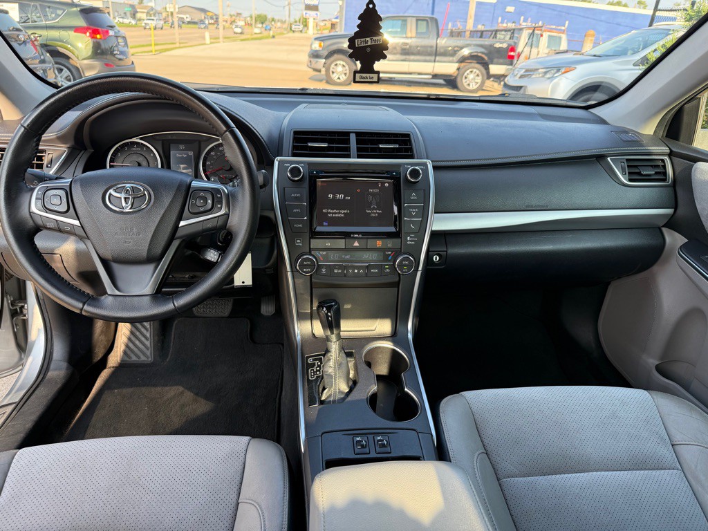 2017 Toyota Camry Image 18