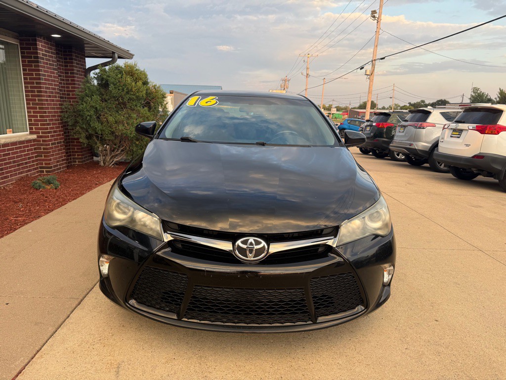 2016 Toyota Camry Image 2