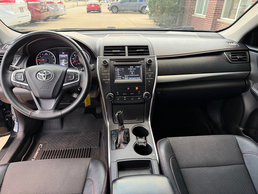 2016 Toyota Camry Image 18