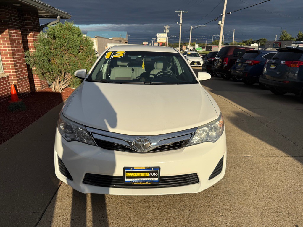 2013 Toyota Camry Image 2