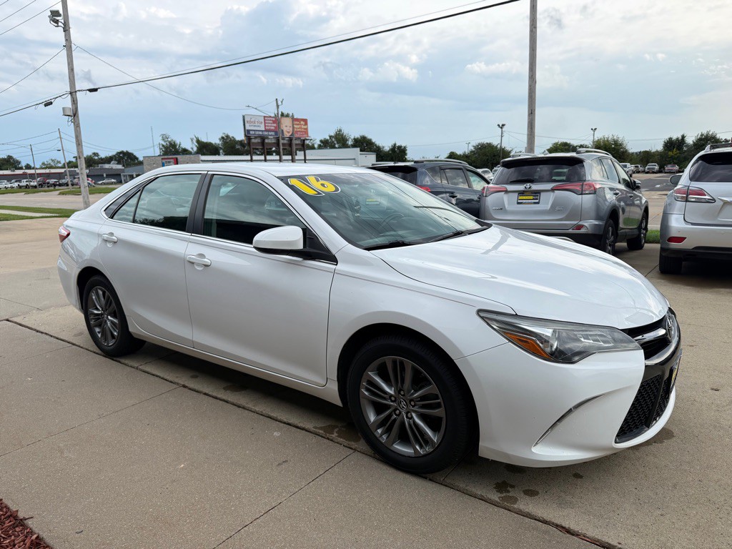 2016 Toyota Camry Image 1