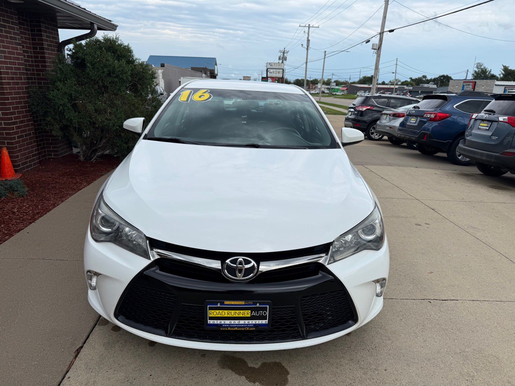 2016 Toyota Camry Image 2