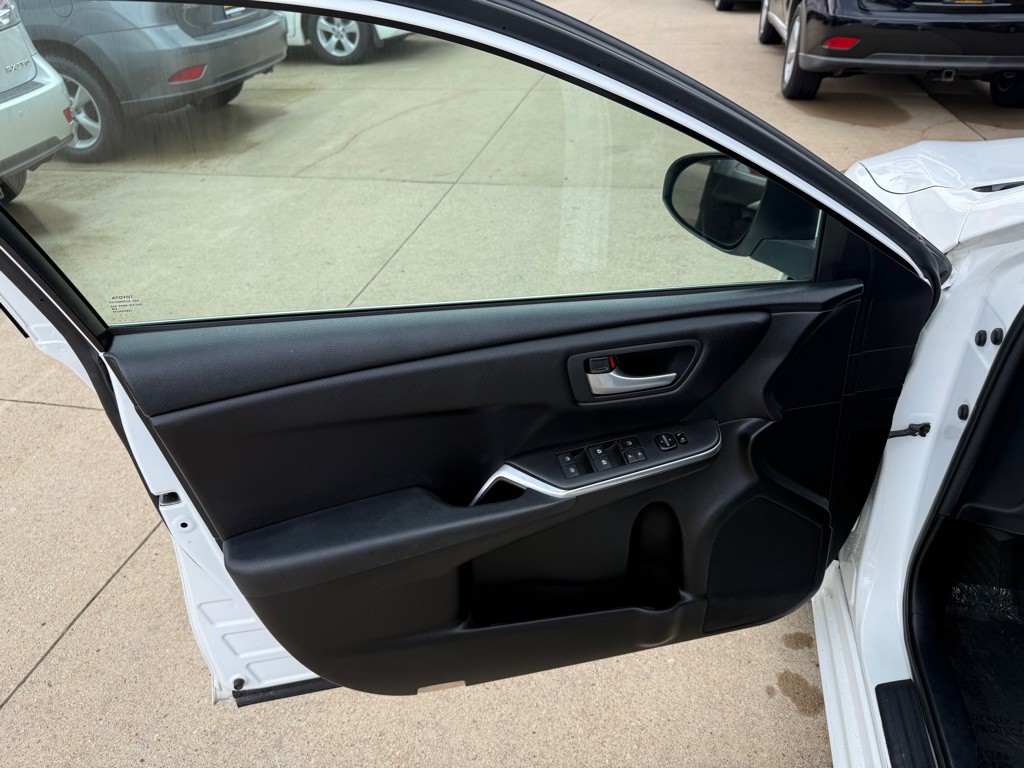 2016 Toyota Camry Image 8