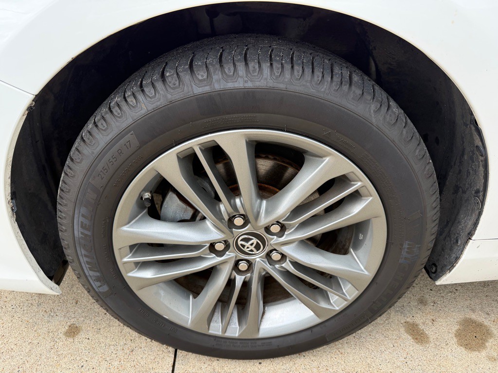 2016 Toyota Camry Image 21