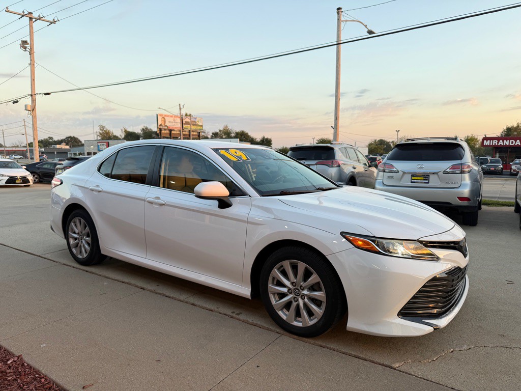 2019 Toyota Camry Image 1