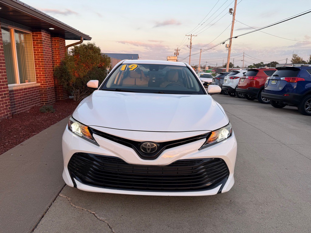2019 Toyota Camry Image 2