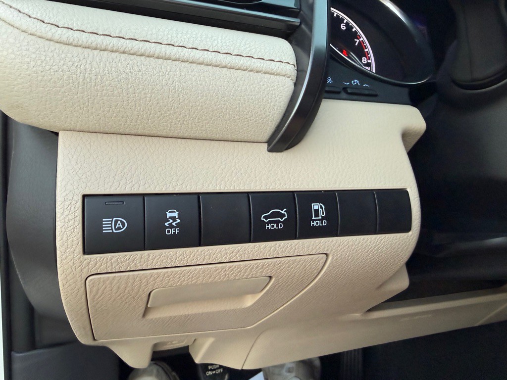 2019 Toyota Camry Image 15