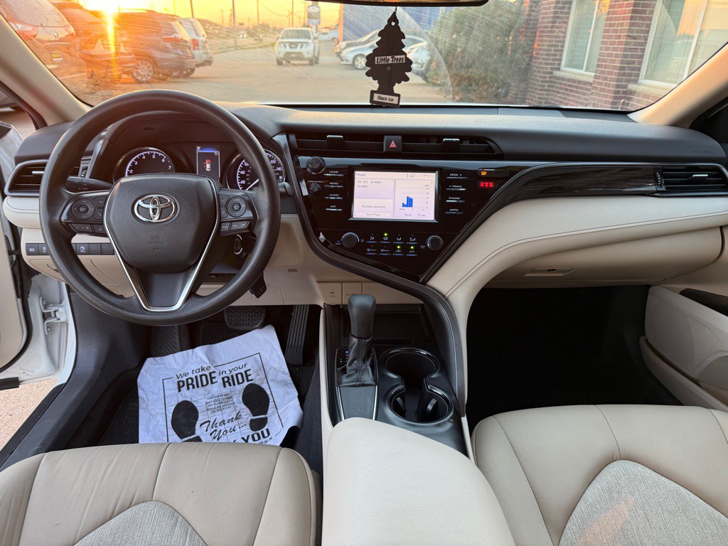 2019 Toyota Camry Image 18